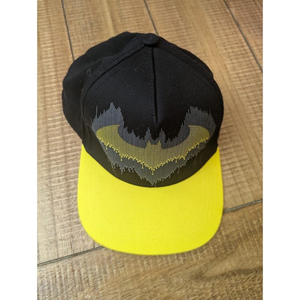 Batman. D.C.‎ Comic Hat. Adjustable snaps. Batman symbol in yellow on front.